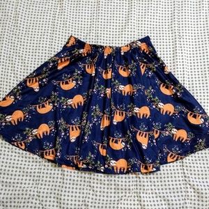 Adorable fun navy sloth skirt EUC